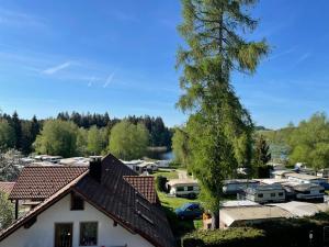 阿爾戈伊地區洛伊特基希的住宿－Ferienwohnung Riedle，享有一组房屋和湖泊的景致。