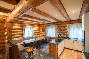 eine Küche und ein Esszimmer in einem Blockhaus in der Unterkunft Schilcherland Chalet Südsteiermark in Trahütten