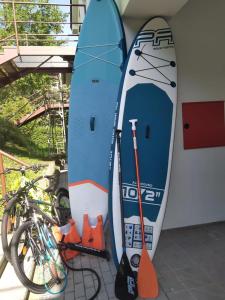 due tavole da surf sono appoggiate contro un muro di Apartmán 10 a Županovice
