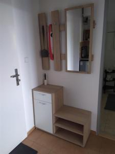 eine Küche mit einer Theke, einem Regal und einem Spiegel in der Unterkunft Apartmán 10 in Županovice