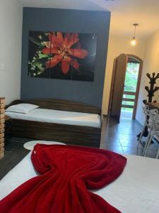 - une chambre avec 2 lits et une couverture rouge à l'étage dans l'établissement Chales em Salesopolis - Recanto da Barra, à Salesópolis