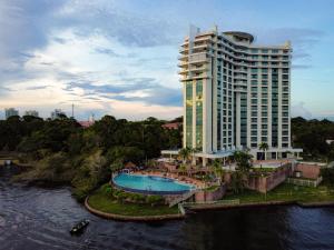 Výhled na řeku, která protéká v blízkosti hotelu