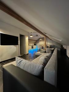 un soggiorno con divano e TV di Die Loft a Kemnath