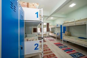 XALİLA HOSTEL & CAFE LADİES ROOM emeletes ágyai egy szobában