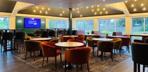 TV a/nebo společenská místnost v ubytování Almondsbury Inn & Lounge