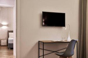 TV o dispositivi per l'intrattenimento presso Spacious 2bd Apt in Prime Location next to Divani