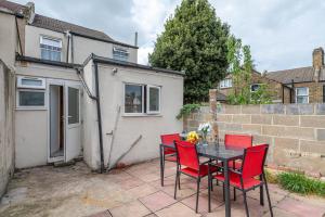 Gallery image of Beautiful 4 bedrooms house, 7 walk to train station in Plumstead