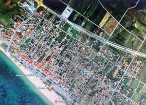 un mapa de una playa con coches y edificios en Porto Ofrynio Central Deluxe Golden Apartment, en Ofrinion