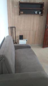 un divano in soggiorno accanto a un muro di 1/4, sala, Farol da Barra. a Salvador