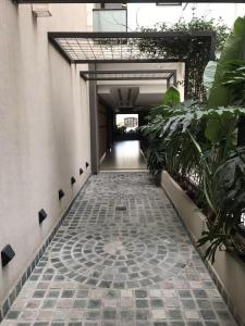 um corredor de um edifício com uma passagem em salta centro em Salta