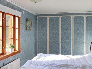A bed or beds in a room at Holiday home ULLARED V