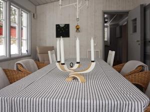 Μια τηλεόραση ή/και κέντρο ψυχαγωγίας στο 6 person holiday home in ÅTVIDABERG-By Traum