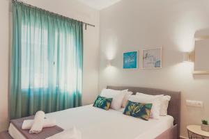 ベニテスにあるMaria Olga Apartmentsのベッドルーム1室(青いカーテン付きの大型ベッド1台付)