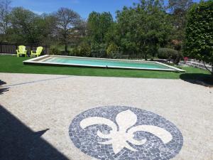 een tegelvloer met aigil erop naast een zwembad bij Casa do Casal in Guimarães