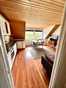 cocina y sala de estar con mesa y sofá en Apartment in central Torshavn, en Tórshavn