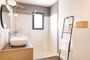 ein Badezimmer mit Waschbecken und Dusche in der Unterkunft "NOLA" Charmante Villa contemporaine et spacieuse in La Flotte + 13 Fotos