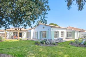 ein weißes Haus mit einem Hof in der Unterkunft "NOLA" Charmante Villa contemporaine et spacieuse in La Flotte