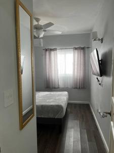 Llit o llits en una habitació de Spacious 1 Bedroom Apartment, With pull out Couch