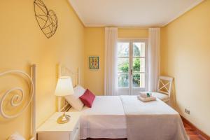- une chambre avec un lit et une fenêtre dans l'établissement Botanika - Baskey Rentals, à Lekeitio