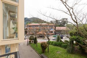 - une vue sur la rue depuis la fenêtre d'un bâtiment dans l'établissement Botanika - Baskey Rentals, à Lekeitio