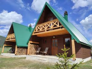een blokhut met een groen dak bij North Star Žabljak in Žabljak
