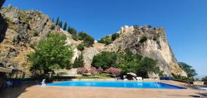 a swimming pool in front of a mountain at Casa el corzo in La Iruela