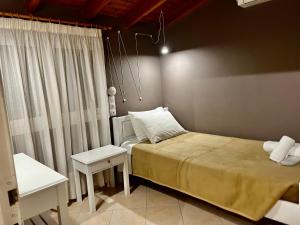 Postel nebo postele na pokoji v ubytování IONIAN SUITES by Bruskos