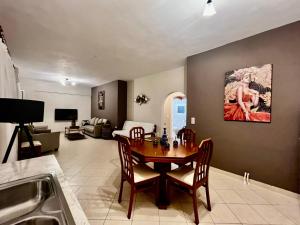 TV a/nebo společenská místnost v ubytování IONIAN SUITES by Bruskos