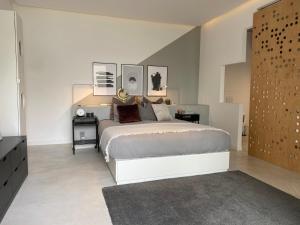 - une chambre avec un grand lit blanc dans l'établissement EBLICórner S, à San Miguel de Salinas 56 autres photos