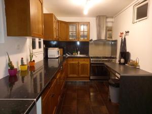 A kitchen or kitchenette at Moissac Charmant Appartement avec Jardin