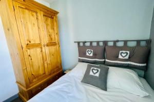 Ένα ή περισσότερα κρεβάτια σε δωμάτιο στο Bright 50 M With Balcony And View On The Valley +3 φωτογραφίες