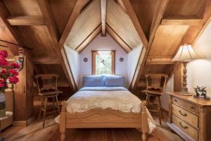 Llit o llits en una habitació de Owl Street Lodge