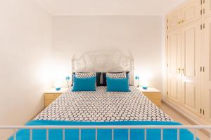 Un pat sau paturi într-o cameră la Las Galletas House