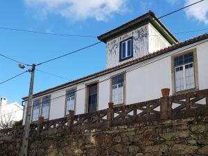 ein Gebäude mit Fenstern auf einer Steinwand in der Unterkunft Casa da Vila in Penamacor