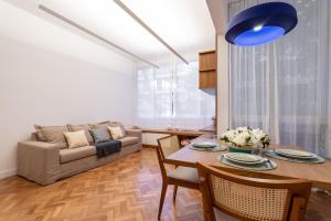 a living room with a table and a couch at Elegância em Ipanema - Ideal para famílias - R201 Z1 in Rio de Janeiro