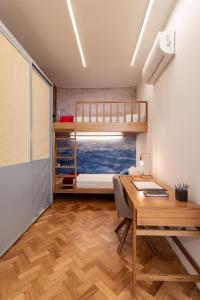 a bedroom with a desk and a bunk bed at Elegância em Ipanema - Ideal para famílias - R201 Z1 in Rio de Janeiro