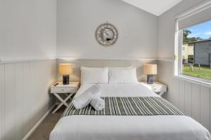 Кровать или кровати в номере Ingenia Holidays Middle Rock