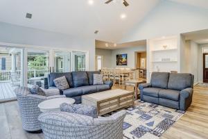 ein Wohnzimmer mit blauen Sofas und einem Tisch in der Unterkunft Magnolia Crescent 3 in Hilton Head Island