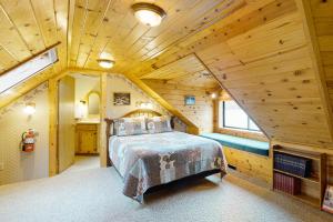 a bedroom with a bed in a wooden cabin at The Treehouse in Joseph