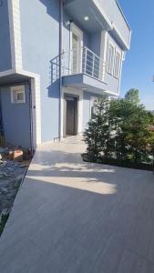 een groot wit huis met een veranda en een balkon bij Smart Airport Hotel in Arnavutköy