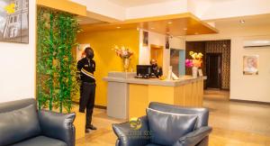 Lobbyn eller receptionsområdet på Golden Six Hotel and Restaurant