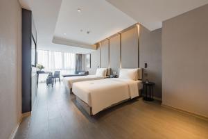 Ліжко або ліжка в номері Atour Hotel Hefei USTC Huangshan Road
