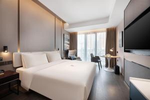 Łóżko lub łóżka w pokoju w obiekcie Atour Hotel Xishuangbanna Gaozhuang