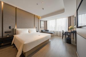 Ліжко або ліжка в номері Atour Hotel Hefei USTC Huangshan Road