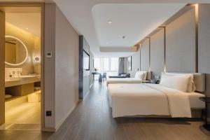 Ліжко або ліжка в номері Atour Hotel Hefei USTC Huangshan Road