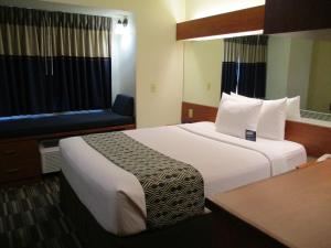 Postel nebo postele na pokoji v ubytování Microtel Inn and Suites - Inver Grove Heights