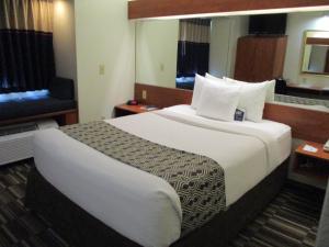 Postel nebo postele na pokoji v ubytování Microtel Inn and Suites - Inver Grove Heights