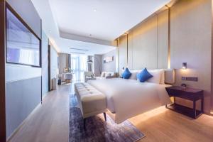 Un dormitorio grande con una cama grande y un sofá. en Atour S Hotel Wuhan Chuhehanjie, en Wuhan 29 fotos más