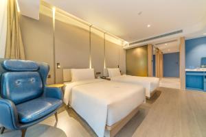A bed or beds in a room at Atour Hotel Chongqing Yongchuan High-Speed Xinglong Lake