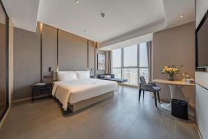 Ліжко або ліжка в номері Atour Hotel Hefei USTC Huangshan Road